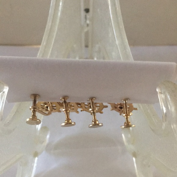 Beautiful screw back earring - Picture 3 of 5